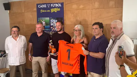 Conan Ledesma posa con el premio de la Pe&ntilde;a Cadista Fernando Baguetina