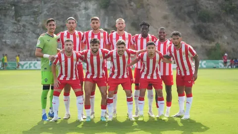 Los jugadores de la UD Almer&iacute;a posan antes de un amistoso de pretemporada