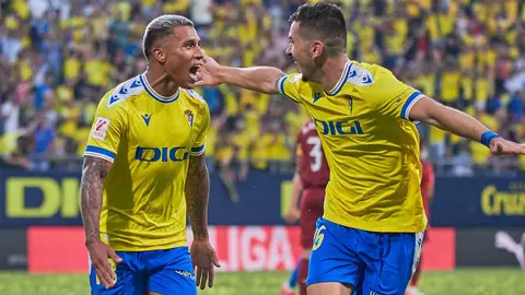 Darwin Mach&iacute;s y Javi Hern&aacute;ndez celebran el tercer gol del C&aacute;diz CF contra el Villarreal CF | Salvador L&oacute;pez Medina para ElMIRA
