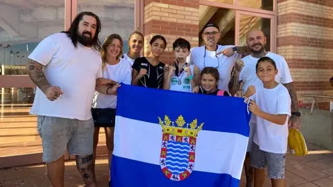Mart&iacute;n Fern&aacute;ndez junto a miembros de su familia y de la escuela Team Abuelo