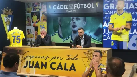 Juan Cala, junto a Manuel Vizca&iacute;no, en su acto de despedida | Ignacio Estrella para El MIRA