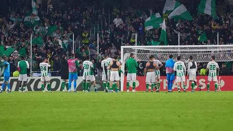 Los jugadores del Betis saludan a la afici&oacute;n al terminar el Real Betis - Aris Limassol | Salvador L&oacute;pez Medina para El MIRA