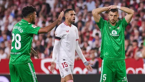 En-Nesyri, Guido y Chadi en el Sevilla FC - Real Betis | Salvador L&oacute;pez Medina para El MIRA