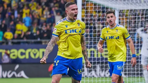 Roger Mart&iacute; celebra su gol en el C&aacute;diz CF - CA Osasuna | Salvador L&oacute;pez Medina para El MIRA