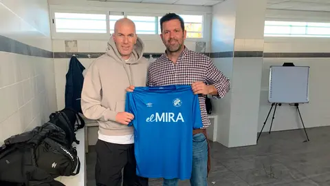 Zinedine Zidane posa con la camiseta del Xerez Deportivo FC junto a Jes&uacute;s Viloita, presidente del club