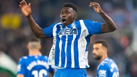 Samu Omorodion celebra un gol con el Deportivo Alav&eacute;s