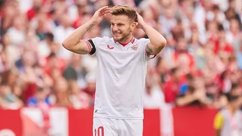 Ivan Rakitic se marcha del Sevilla FC | Salvador L&oacute;pez Medina para El MIRA