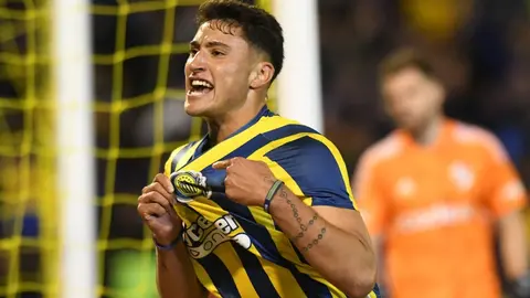 Alejo V&eacute;liz celebra un gol con Rosario Central