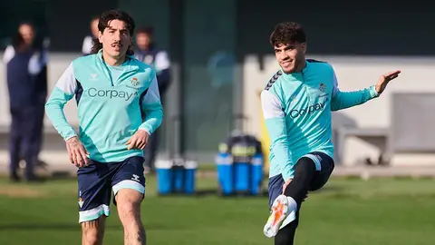 H&eacute;ctor Beller&iacute;n y Ez Abde en el entrenamiento del Real Betis | Salvador L&oacute;pez Medina para El MIRA