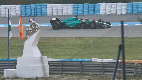 Fernando Alonso con su Aston Martin en el Circuito de Jerez | Cristo Garc&iacute;a