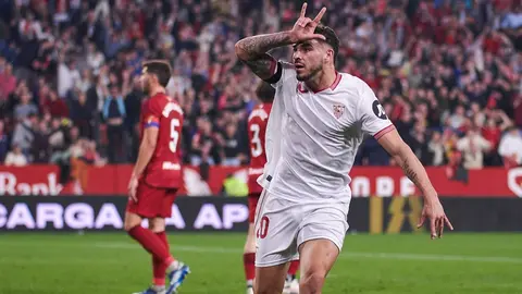 Isaac Romero celebra un gol en el Sevilla FC - CA Osasuna | Salvador L&oacute;pez Medina para El MIRA