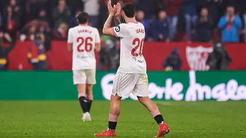 Isaac Romero fue ovacionado al ser sustituido en el Sevilla FC - Atl&eacute;tico de Madrid | Salvador L&oacute;pez Medina para El MIRA