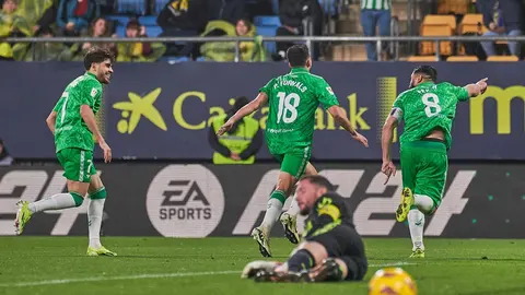 Los jugadores del Real Betis celebran el gol de Pablo Fornals ante el C&aacute;diz CF | Salvador L&oacute;pez Medina para El MIRA