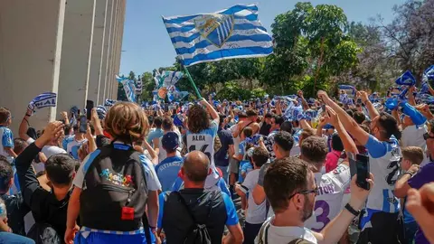 Aficionados del M&aacute;laga CF a las puertas del estadio La Rosaleda