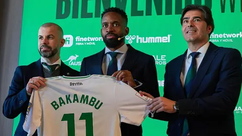 Manu Fajardo, &Aacute;ngel Haro y C&eacute;dric Bakambu en su presentaci&oacute;n con el Real Betis | Salvador L&oacute;pez Medina para El MIRA