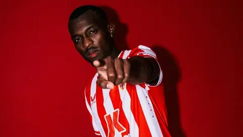 Bruno Langa posa con la camiseta de la UD Almer&iacute;a | UDA