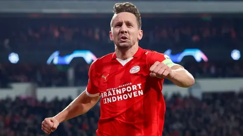 Luuk de Jong, ex delantero del Sevilla FC, celebra un gol con el PSV Eindhoven