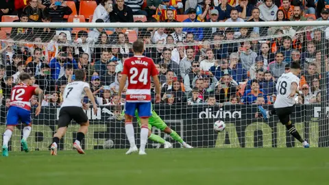Pepelu anota de penalti en el Valencia CF - Granada CF de la primera vuelta