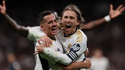 Luka Modric y Lucas V&aacute;zquez celebran el gol del croata en el Real Madrid - Sevilla FC
