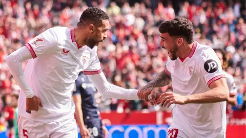 En-Nesyri y Isaac Romero celebran un gol en el Sevilla FC - Real Sociedad | Salvador L&oacute;pez Medina para El MIRA