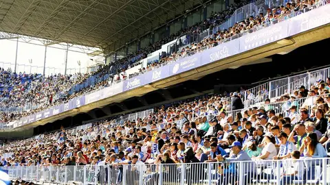 Aficionados del M&aacute;laga CF llenando las gradas del estadio La Rosaleda