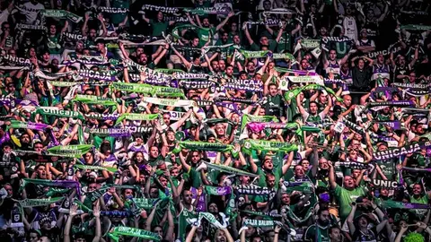 Aficionados del Unicaja apoyando al equipo en un partido de la BCL