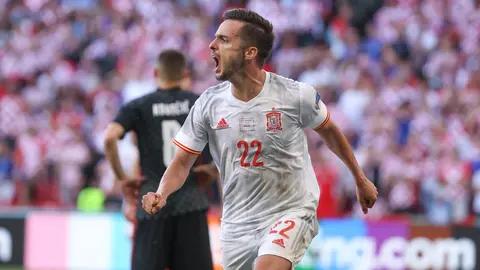 Pablo Sarabia celebra el primer gol de Espa&ntilde;a ante Croacia en la Eurocopa