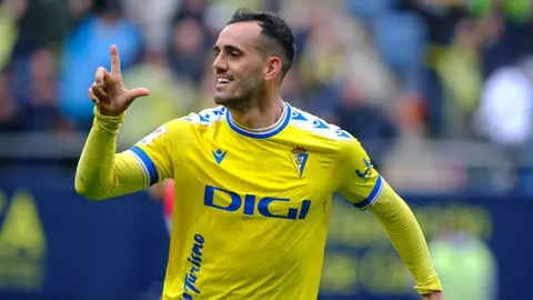 Juanmi Jim&eacute;nez celebra uno de sus goles anotados ante el Atl&eacute;tico de Madrid con el C&aacute;diz CF
