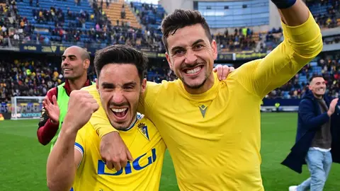 Iza Carcel&eacute;n y Javi Hern&aacute;ndez celebran la victoria del C&aacute;diz CF ante el Atl&eacute;tico de Madrid | CCF