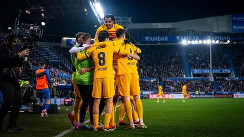 Los jugadores del FC Barcelona celebran un gol ante el Deportivo Alav&eacute;s