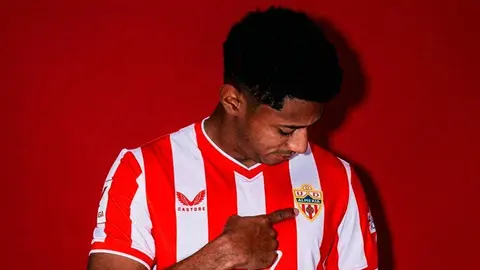 Choco Lozano posa en su presentaci&oacute;n con la UD Almer&iacute;a