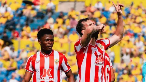 Leo Baptistao celebra su gol anotado con la UD Almer&iacute;a ante la UD Las Palmas