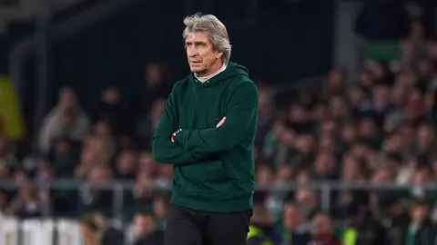 Manuel Pellegrini dirigiendo un partido del Real Betis | Salvador L&oacute;pez Medina para El MIRA