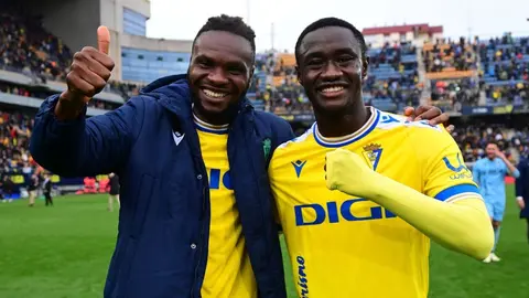 Rominigue Kouam&eacute; y Diadi&eacute; Samass&eacute;kou posan tras un partido del C&aacute;diz CF