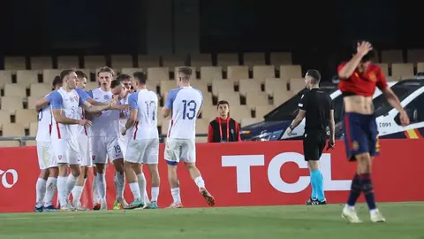 Los jugadores de Eslovaquia celebran el primer gol frente a la Selecci&oacute;n sub-21 de Espa&ntilde;a | Cristo Garc&iacute;a