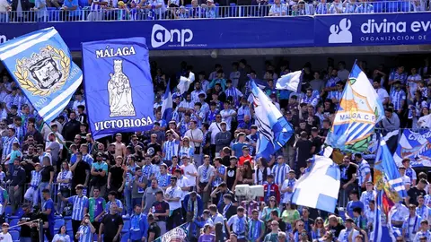Aficionados del M&aacute;laga CF en el estadio La Rosaleda