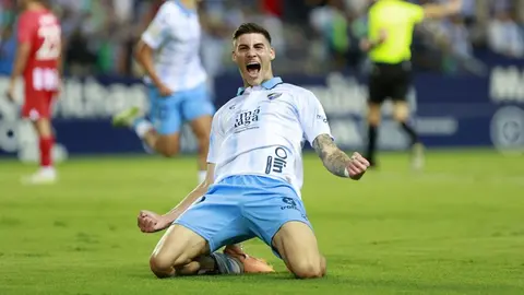 Roberto celebrando un gol con el M&aacute;laga CF