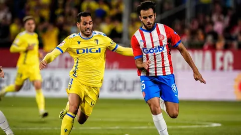 Eric Garc&iacute;a y Juanmi Jim&eacute;nez en el Girona FC - C&aacute;diz CF