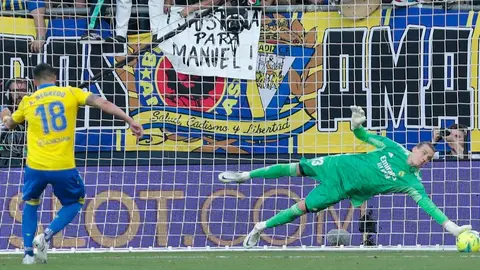 Andriy Lunin ataj&oacute; un penalti de &Aacute;lvaro Negredo en el C&aacute;diz CF - Real Madrid de la temporada 21/22