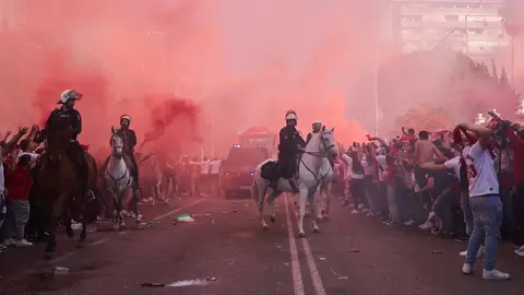 La Polic&iacute;a a caballo durante el recibimiento al autob&uacute;s del Sevilla FC en la previa de un partido contra el Real Betis