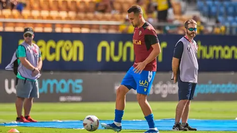 Gonzalo Escalante calienta en el C&aacute;diz CF - Girona FC | Salvador L&oacute;pez Medina para El MIRA