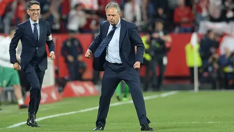 Joaqu&iacute;n Caparr&oacute;s celebra una victoria durante su etapa en el Sevilla FC