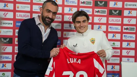 Luka Romero posa con la camiseta de la UD Almer&iacute;a en su presentaci&oacute;n oficial