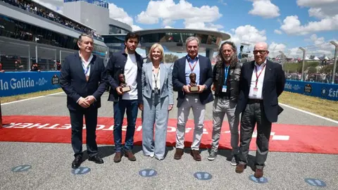 Entrega premio Carlos Sainz padre e hijo en el Gran Premio de Espa&ntilde;a 2024 | Cristo Garc&iacute;a