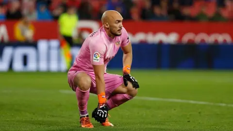 Marko Dmitrovic apunta a ser la primera salida veraniega del Sevilla FC