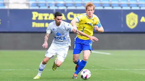 &Aacute;lex Fern&aacute;ndez disputa un bal&oacute;n ante un jugador del Como 1907 en el amistoso del C&aacute;diz CF