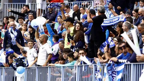 Aficionados del M&aacute;laga CF en el estadio La Rosaleda