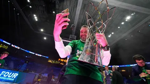 Ibon Navarro celebrando el t&iacute;tulo de la BCL del Unicaja