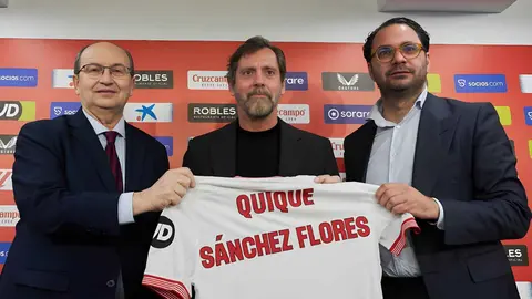 Pepe Castro, V&iacute;ctor Orta y Quique S&aacute;nchez Flores en su presentaci&oacute;n con el Sevilla FC | Salvador L&oacute;pez Medina para El MIRA