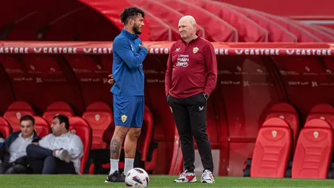 Pepe Mel, entrenador de la UD Almer&iacute;a, junto a Luis Su&aacute;rez